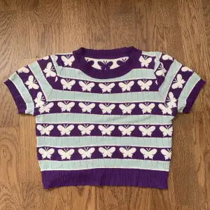Säljer den här fina croppade stickade tröjan jag köpte här på Plick. Knappt använd, tryck gärna på ”köp nu”🦋