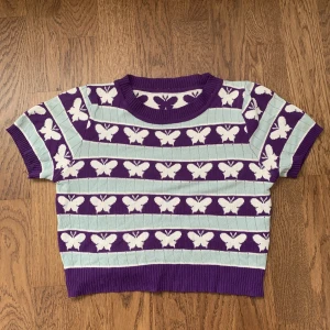 Söt stickad tröja  - Säljer den här fina croppade stickade tröjan jag köpte här på Plick. Knappt använd, tryck gärna på ”köp nu”🦋