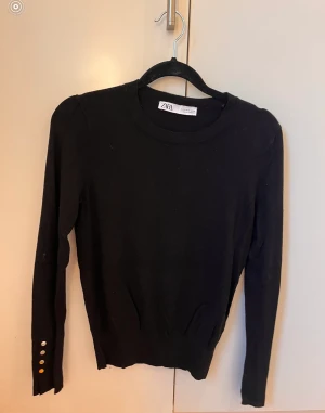 Svart stickad tröja!! - Säljer dena svarta stickade tröja med guld knappar från zara, då den inte kommer till användning. Jag har storlek S i dena och den är bra i storlek!!