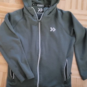 Tjockare tröja - Begagnad men fortfarande en bra tröja att ha under tex skal jacka nu