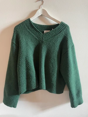 Stickad tröja grön  - Stickad tröja grön från Weekday. Använd fåtal gånger, bra skick. Ska vara nopprig i modellen. Storlek XS men mer som en S. Säljer då den inte kommer till användning. Köparen står för frakten❤️