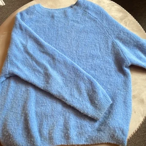 Stickad tröja  - Super skön ljusblå stickad tröja ifrån Chelsea🩷🩷