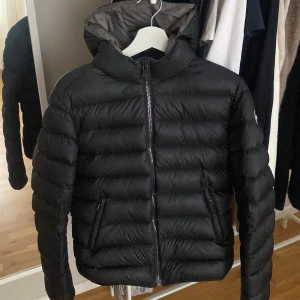 Colmar jacka  - Säljer min svarta colmar jacka i storlek S/M! Fint skick