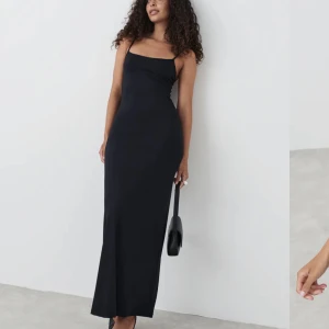 Klänning - Säljer min svarta långklänning från gina, aldrig använd och fortfarande i påsen som jag beställde i samt med prislappen kvar. Klänningen är i XS och passar perfekt på mig som är ca 169/170💓💗 