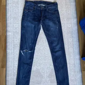 Ett par lågmidjade jeans från ralph lauren. Med ett litet snitt på vänster ben. I väldigt bra skick! 