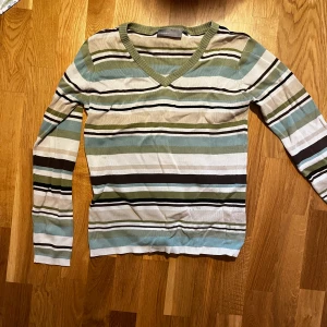 Stickad tröja - Vintage stickad tröja från Kappahl:) Perfekt för en ”toned down y2k” look! Pm för mer bilder och info<3