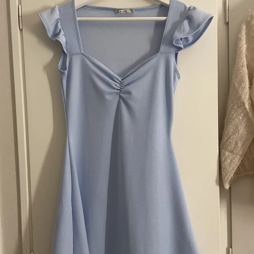 Ljusblå fin klänning med volang och korta ärmar 💙kommer tyvärr inte till användning längre . Klänningar.