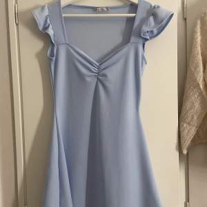 Ljusblå fin klänning med volang och korta ärmar 💙kommer tyvärr inte till användning längre 