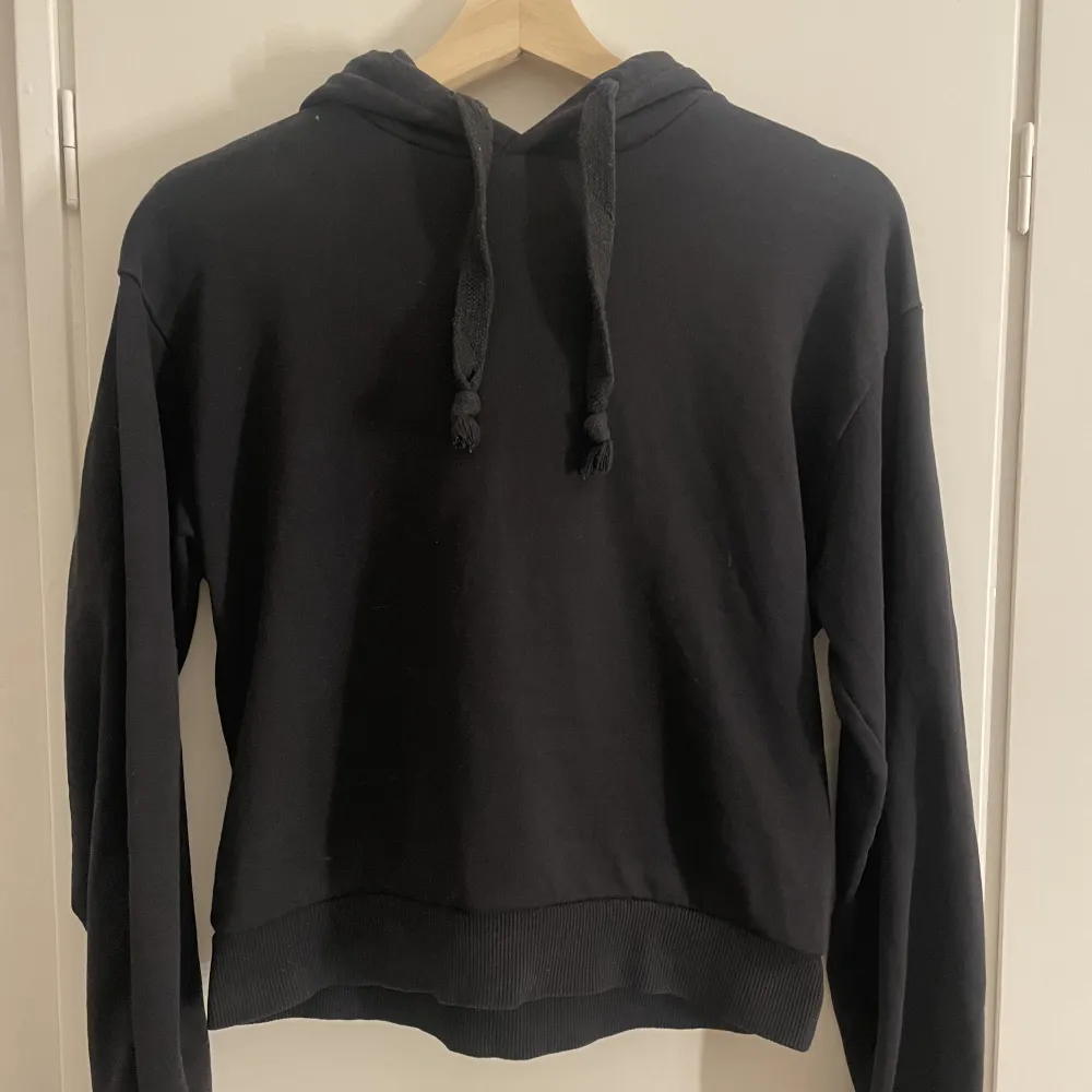 Snygg svart hoodie/huvtröja som passar bra till de mesta, inga defekter alls 💞XXS men passar också XS . Hoodies.