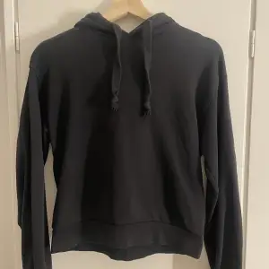 Snygg svart hoodie/huvtröja som passar bra till de mesta, inga defekter alls 💞XXS men passar också XS 