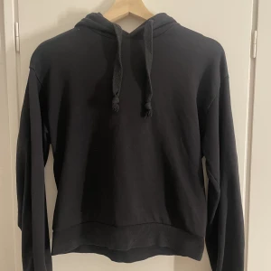 Hoodie  - Snygg svart hoodie/huvtröja som passar bra till de mesta, inga defekter alls 💞XXS men passar också XS 