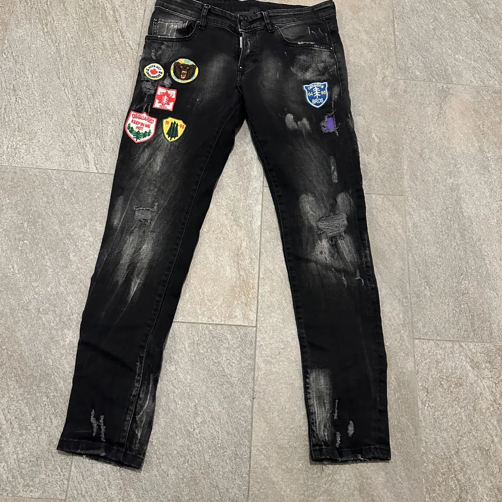 Hej säljer dessa riktigt fräscha och snygga dsquared jeans i ett mycket bra skick,8/10. Storleken är 44,,,,,1:1 . Jeans & Byxor.