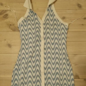 Oanvänd klänning - Sitter tight. Oanvänd. 