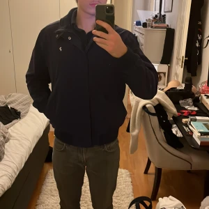 Vintage Peak Performance jacka - Vintage Peak Performance jacka i mycket fint skick. Står att det är storlek L men passar mig som är 183 cm och har storlek M.