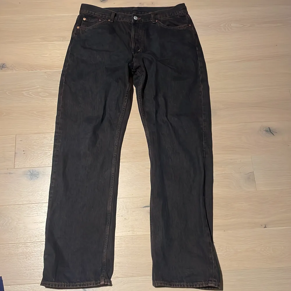 Ett par weekday space jeans i nästan svart brun förg. Säljer pga att de inte använda.. Jeans & Byxor.