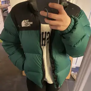 Säljer min älskade north face jacka i en grön unik färg😍passar perfekt till hösten/vintern, använd 2 vintrar men har inga defekter, pris kan diskuteras vid snabb affär! 