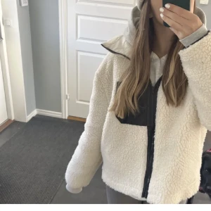 Teddyjacka - Säljer nu min teddyjacka från NA-KD💕💕 nypris 799kr och använd fåtal gånger! Jätte varm och skön även till vintern💕priset kan diskuteras!