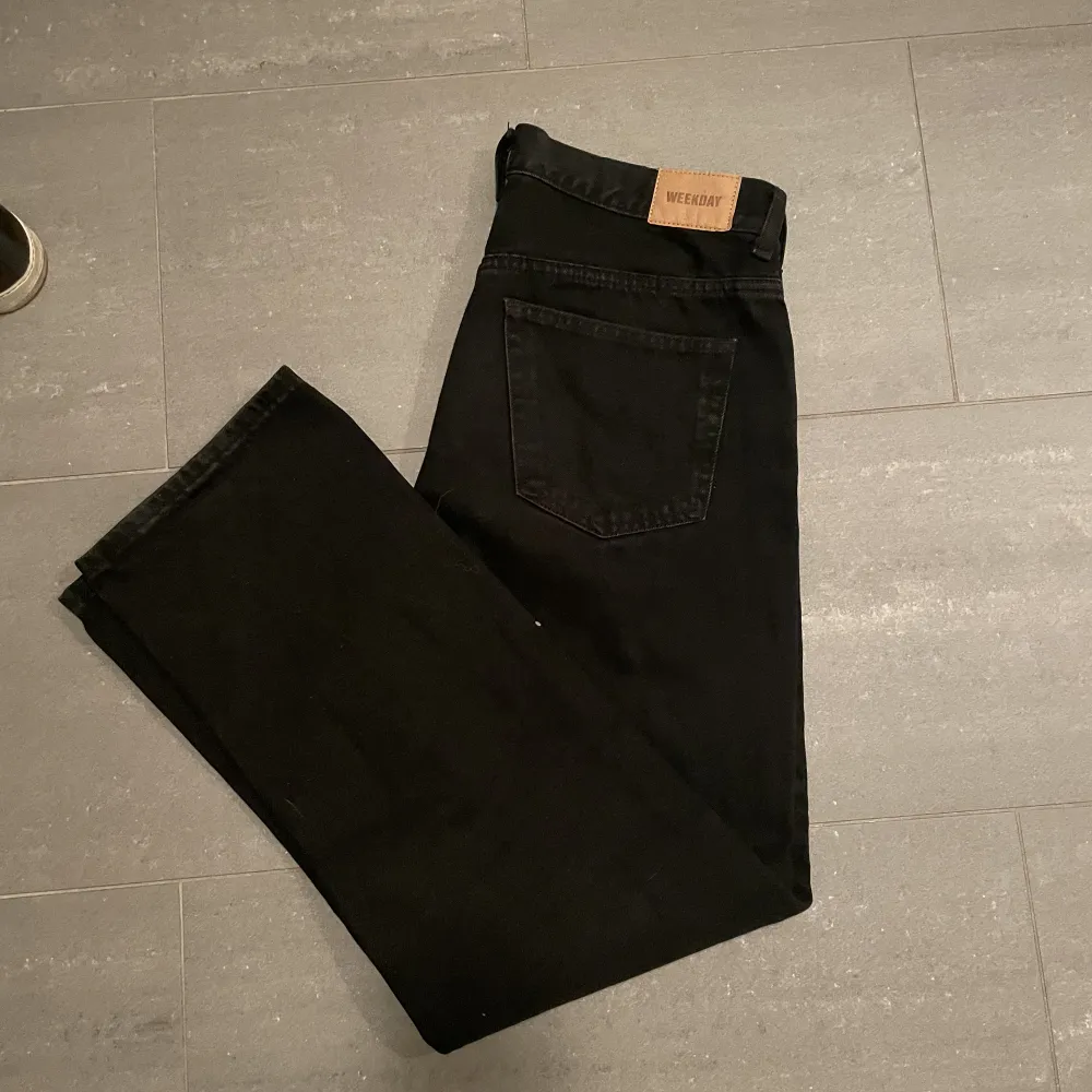 Säljer ett par helt nya weekday space relax jeans. Svarta i storlek 31/32. Jeans & Byxor.