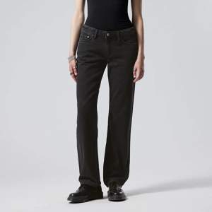 Säljer ett par svarta weekday jeans i modellen Arrow!! Storlek w25/32💗