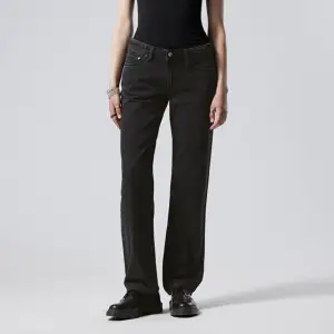 Säljer ett par svarta weekday jeans i modellen Arrow!! Storlek w25/32💗