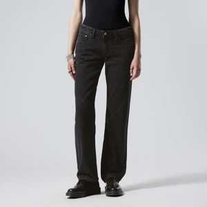 Weekday jeans - Säljer ett par svarta weekday jeans i modellen Arrow!! Storlek w25/32💗