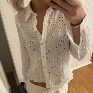 Blus - Fin vit blus från zara, köpt länge sen men använd fåtal gånger💝 nypris 450, pris kan alltid diskuteras