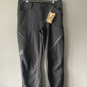 RevolutionRace fodrade friluftsbyxor  - Aldrig använda! Nypris 1199kr! Specifikationer: Funktionell 4-vägsstretch Expanderbar benöppning med dragkedja 1 bakficka med dragkedja 2 handfickor  Fleecefodrade fickor  Fleecefodrad Förböjda knän Fluorkarbonfri DWR-behandling Grenkil