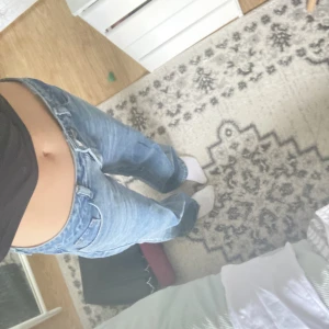 Lågmidjade jeans - Ett par supersnygga lågmidjade jeans i mörkblå färg. Säljer då de är lite för stora i midjan på mig! Är 168 lång och de går hela vägen till golvet på mig o är ganska långa. Fint skick. Pris går att diskutera 💕
