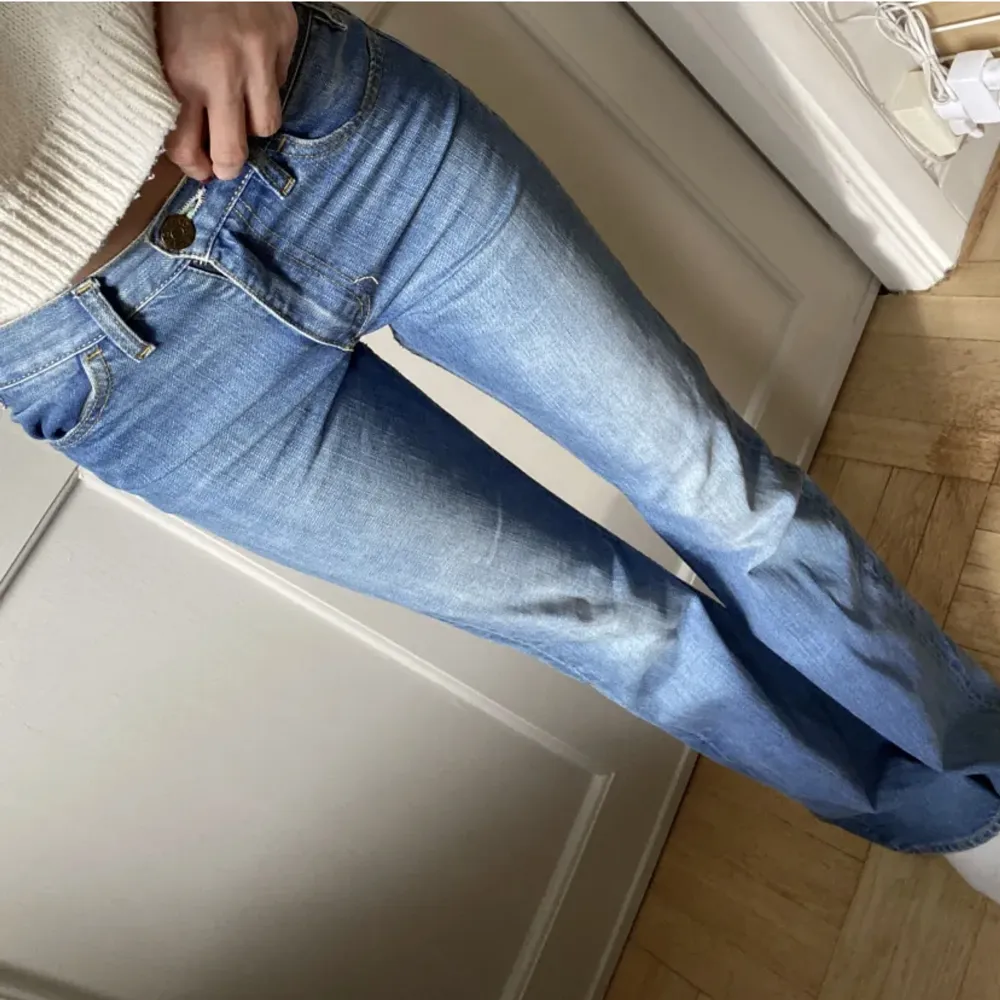 Så sjukt najs utsvängda jeans från Acne, asnajs passform och sitter jättenajs på👌🏽❤️. Jeans & Byxor.