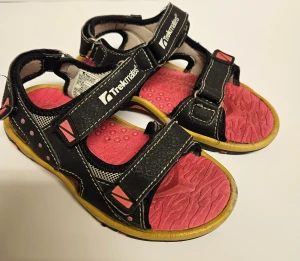 Sandlarer Trekmates - Sandlarer från Trekmates.  Välanvända men i fint funktionellt skick.  Har inte försökt tvätta dem utan de säljs i befintligt skick och går säkert att piffa till mer. Storlek 30. Nypris 200 kr.