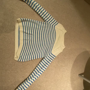 STICKAD TRÖJA - Säljer denna randiga stickade tröja från zara. Inte mycket andvänd