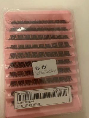 Fransar  - Ett par jättefina singelfransar. Råkade beställa en extra så säljer de. Jättefina , och naturliga. Fransarna från shein. 