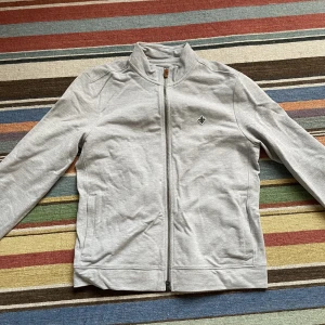 Morris zip-up cardigan - En fin Morris zip-up! Helt oanvänd! Perfekt basic för garderoben! Ett Plagg man måste ha helt enkelt! Pris prutbart!