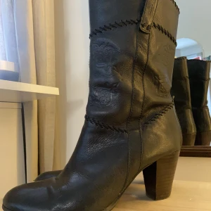 Boots - Så snygga cowboyboots🧡 köpte dessa secondhand i våras och säljer då de är lite för stora för mig. Hör av er vid intresse eller frågor💞