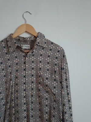 Skjorta  - Superfin skjorta i superfint mönster och material. Aningen oversized, men det är bara gött. Inga defekter.