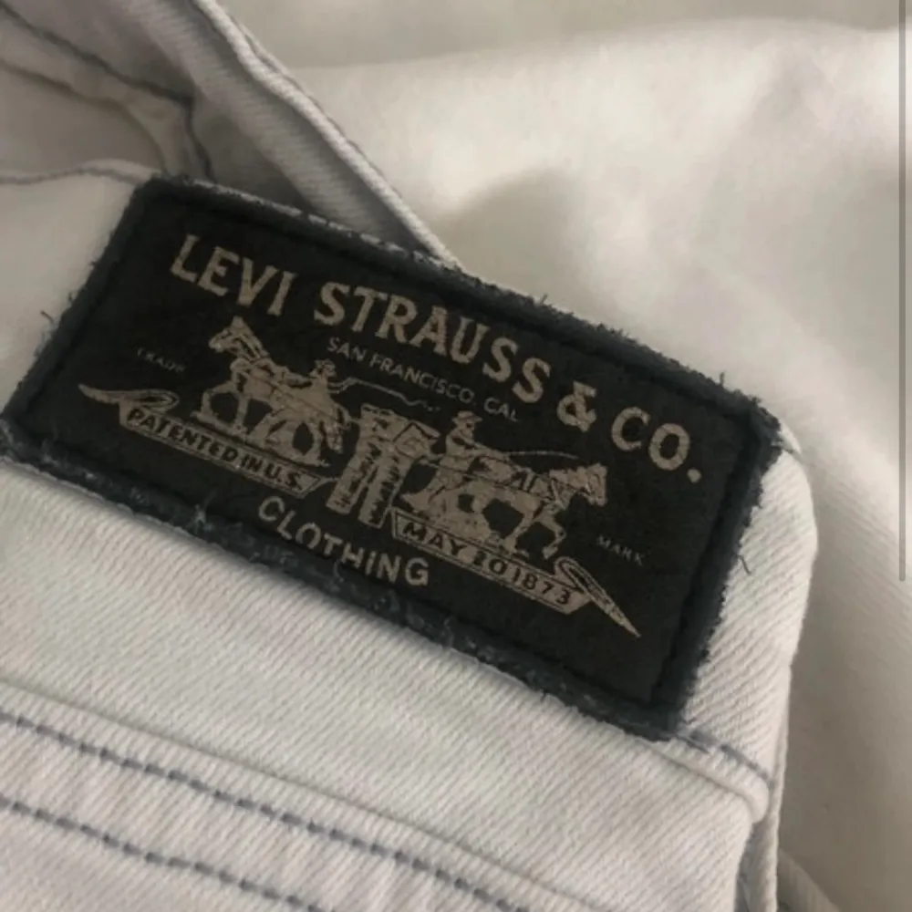 Säljer dessa lågmidjade levis jeans som är för långa för mig, är 158. Aldrig använda och som nya. Jeans & Byxor.
