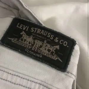 Säljer dessa lågmidjade levis jeans som är för långa för mig, är 158. Aldrig använda och som nya