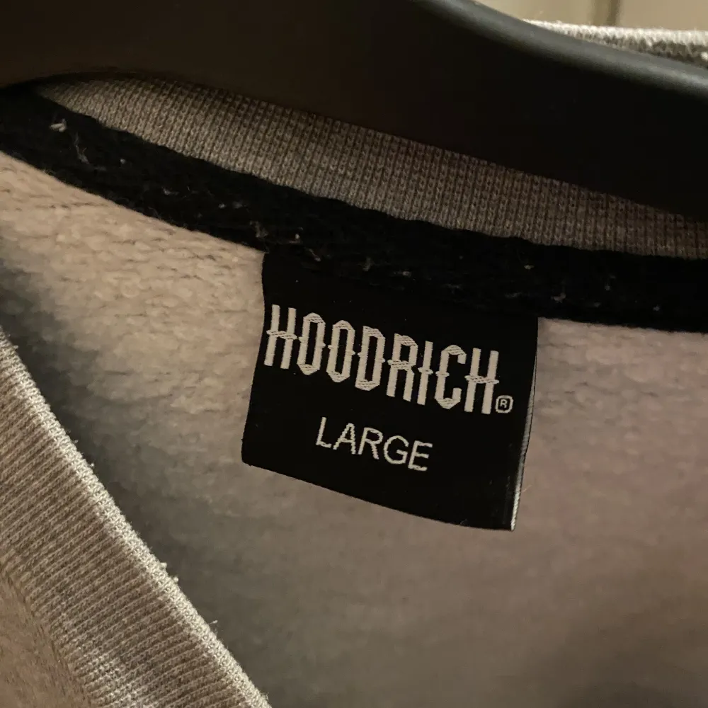 säljer min hoodrich hoodie då den inte kommer till någon användning längre, den är jätteskryklig för den bara har legat i en låda i typ 1år. köpte den våren 2022 nypris 650kr säljer nu för 300.. Tröjor & Koftor.