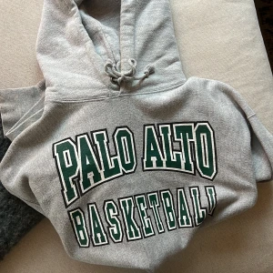 Hoodie - Grå hoodie köpt second hand