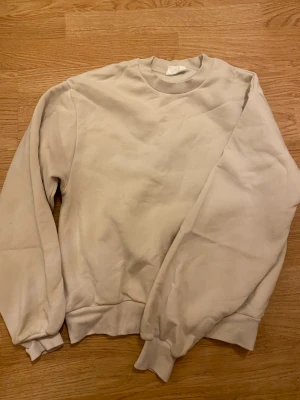 Tjock tröja  - En tjock beige tröja i helt nytt skick använd en gång. Kan skicka bilder med tröjan på❣️