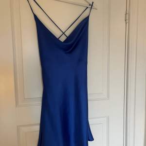 En blå satin klänning. Köpt från zara. Fint skick! Storlek S. Kommer ej till användning. Perfekt till fest! 🌸