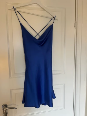 Blå satin klänning - En blå satin klänning. Köpt från zara. Fint skick! Storlek S. Kommer ej till användning. Perfekt till fest! 🌸