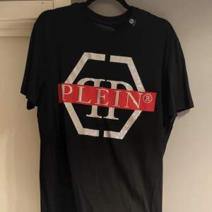 Säljer denna t-shirt åt min bror från Philipp Plein. Köpt dyrt och är använd endast 2-3 gånger så i mycket bra skick. Nypriset var 6199kr på Johnells . Kvitto finns såklart. Hör av dig för fler bilder på tags, märket osv,kan gå ner i pris vid snabbaffär !