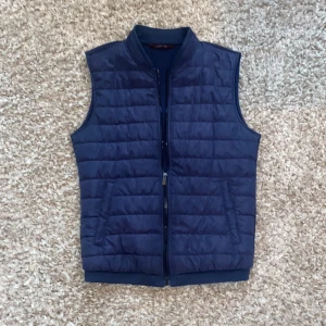 ZARA väst - Snygg och unik väst från Zara man, men hoodie material på baksidan, det står M på baksidan men sitter som S. Kan gå ner i pris vid snabb affär.