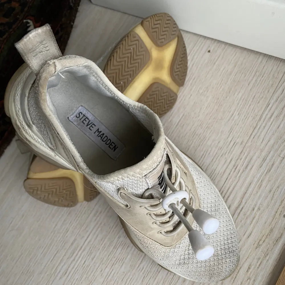 Så sköna skor från Steve Madden. Ser inte om det är storlek 35 eller 36 men nånstans där. Passar inte mig med 37 iallafall.. Skor.