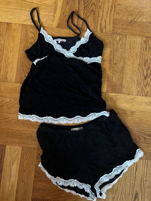 Pyjamas  - Gullig pyjamas med spetsdetaljer ifrån Anna Field, aldrig använd❤️