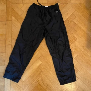 Reebok Prasselbyxor  - Prasselbyxor/täckbyxor från reebok köpta second hand. 