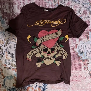 Edhardy t-shirt - Säljer nu denna bruna Ed-Hardy t-shirt, som är i ganska bra skick