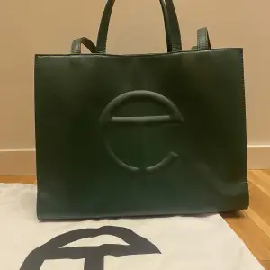Säljer nu min mörkgröna väska ifrån märket telfar. Köptes vid ett släpp för ungefär 1,5 år sedan. Väskorna är ofta slutsålda. Det är storlek medium.  Den är väldigt sparsamt använd, och säljer den för att jag inte använder den tillräckligt!