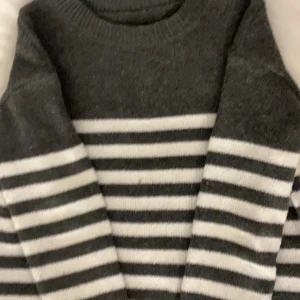 Stickad tröja - En jätte fin stickad tröja från shein❤️Lappen på den är borta så jag kan inte se storleken men skulle säga S. Det är också en liten svag fläck som man ser på första bilden❤️Inte bästa bilderna heller men skriv om du vill ha fler tex hur den ser ut på👍